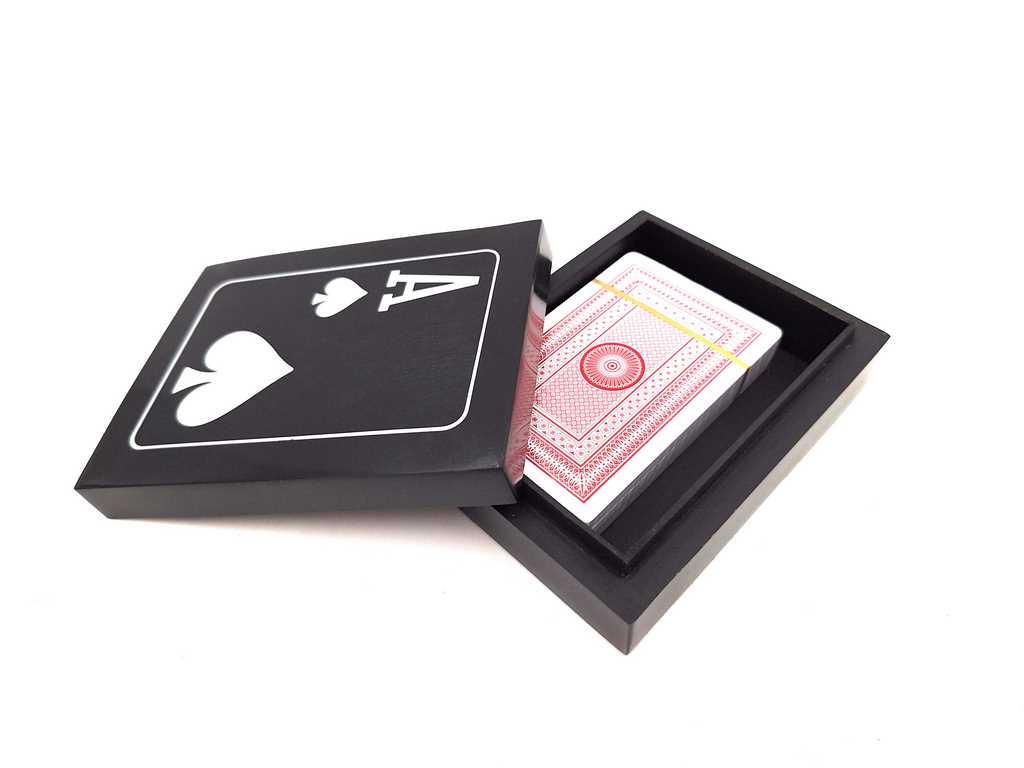 Set elegant de cărți de joc cu gravură personalizată, în cutie neagră din rășină și MDF
