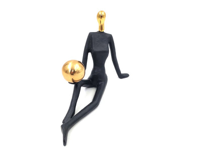Figurină decorativă Femeie gimnastă cu minge, gravură personalizată, înălțime 15cm, neagră și aurie, cadou ideal pentru orice ocazie