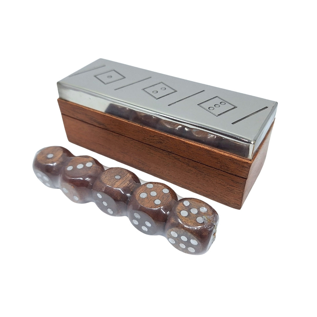 Joc de zaruri cu gravură personalizată în cutie din lemn cu capac metalic, ideal ca dar – G1117, 12.5x4.5x4.5 cm