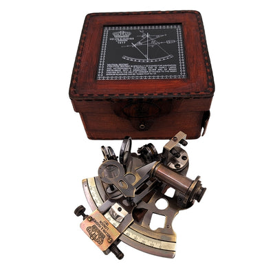 Sextant din alamă cu gravură în cutie din piele - replică din 1917, ideal ca dar pentru marinari și astronomi, dimensiuni 13x12x6 cm, antic, material: alamă și sticlă