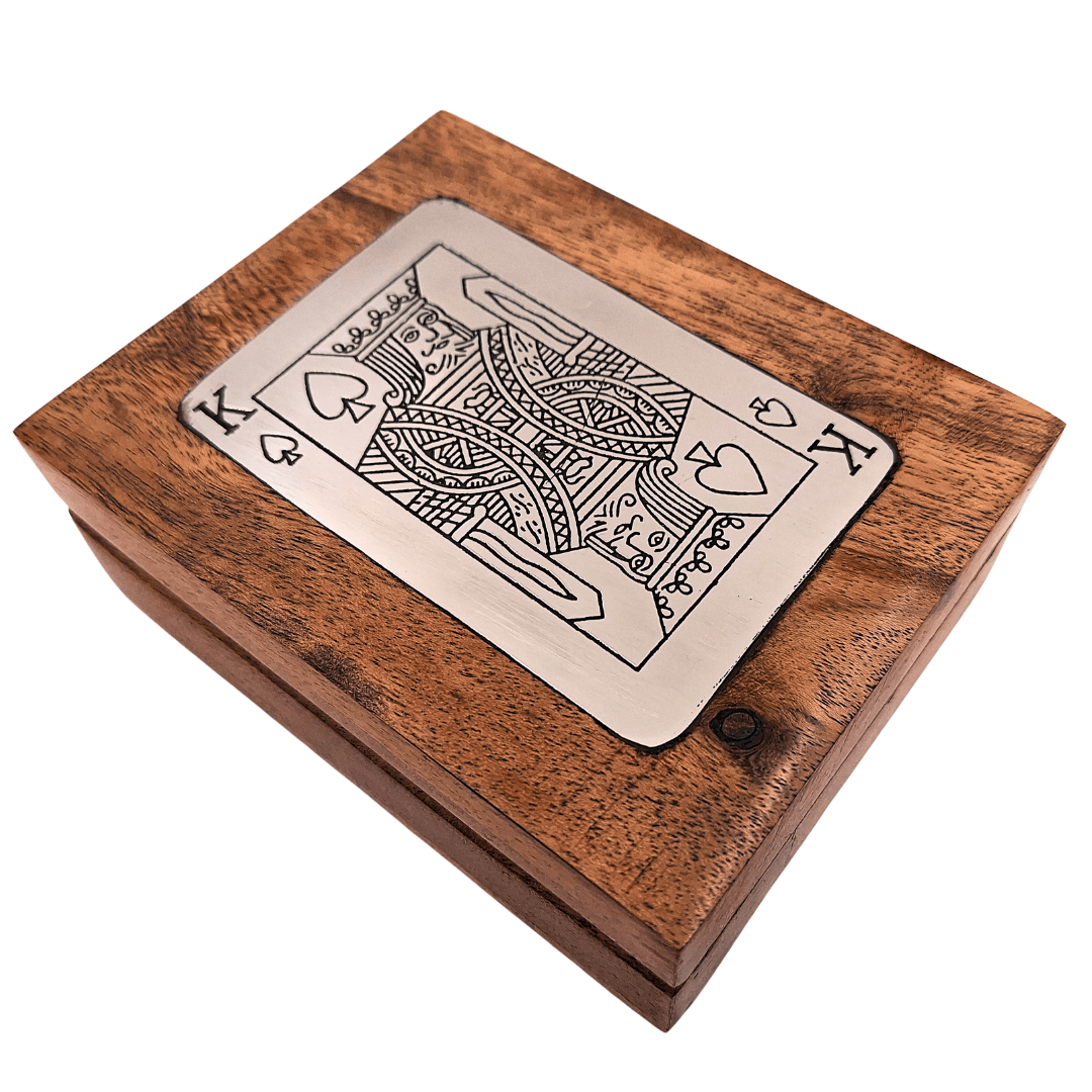 Elegancka Talia Kart w Ozdobnym Drewnianym Pudełku z Aluminiową Plakietką Króla - Personalizacja Grawerem - Idealny Prezent dla Miłośników Gier Karcianych - Wymiary Pudełka 11,5 x 8 x 4 cm