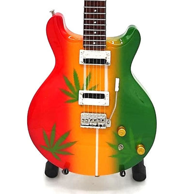 Mini chitară Bob Marley Tribute Ganja MGT-0468 cu posibilitate de personalizare prin gravură, cadou ideal pentru fanii reggae, realizată manual din lemn de mahon, înălțime 27,5 cm, culoare galben, roșu, verde, alb
