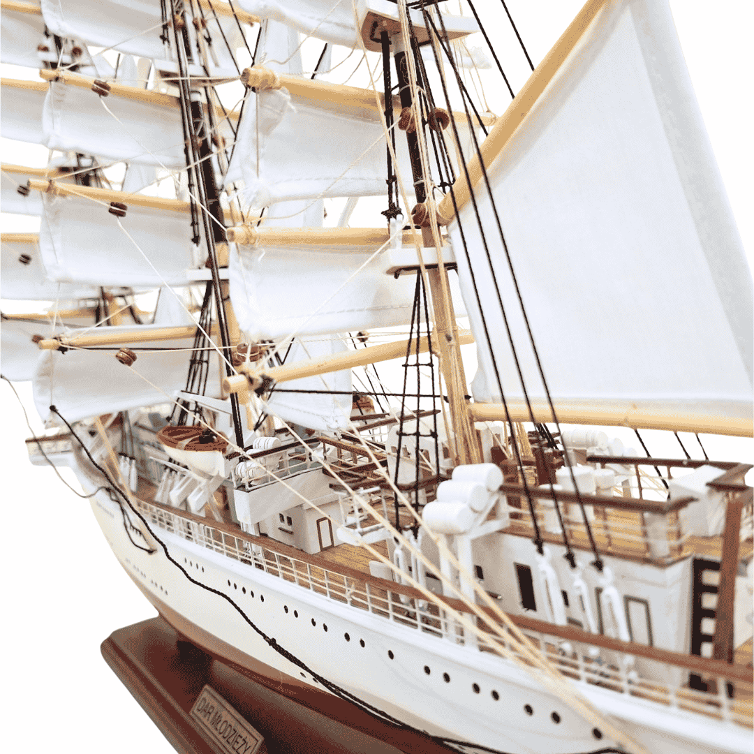 Model exclusiv al velierului Dar Młodzieży XXL 71 cm, posibilitate de personalizare prin gravură