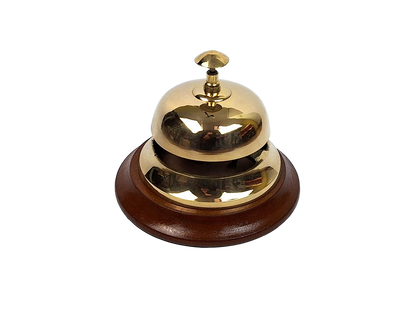 Gong hotelier din alamă pe bază din lemn TB27/4, cu posibilitate de personalizare prin gravură, cadou elegant în culorile auriu și maro, înălțime 11 cm, diametru 12 cm
