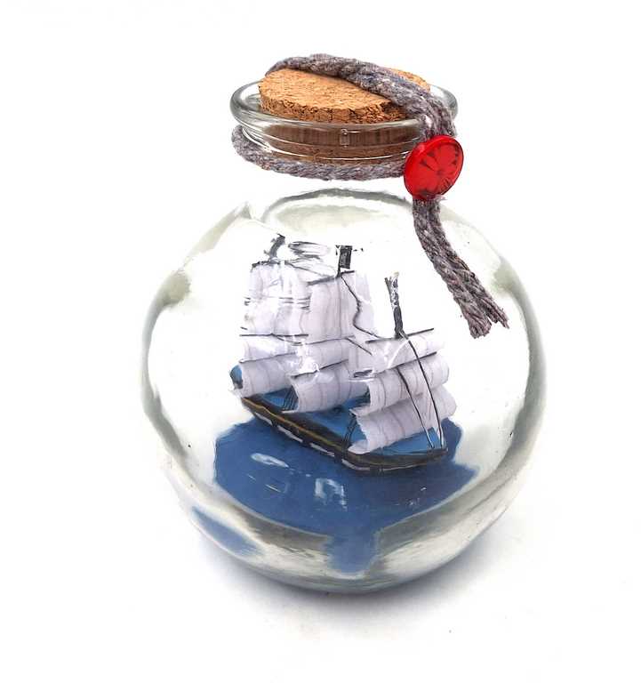 Velier miniatural în sticlă, cu posibilitate de personalizare prin gravură – decorațiune nautică clasică pentru cadou, 10 x 10 x 11 cm