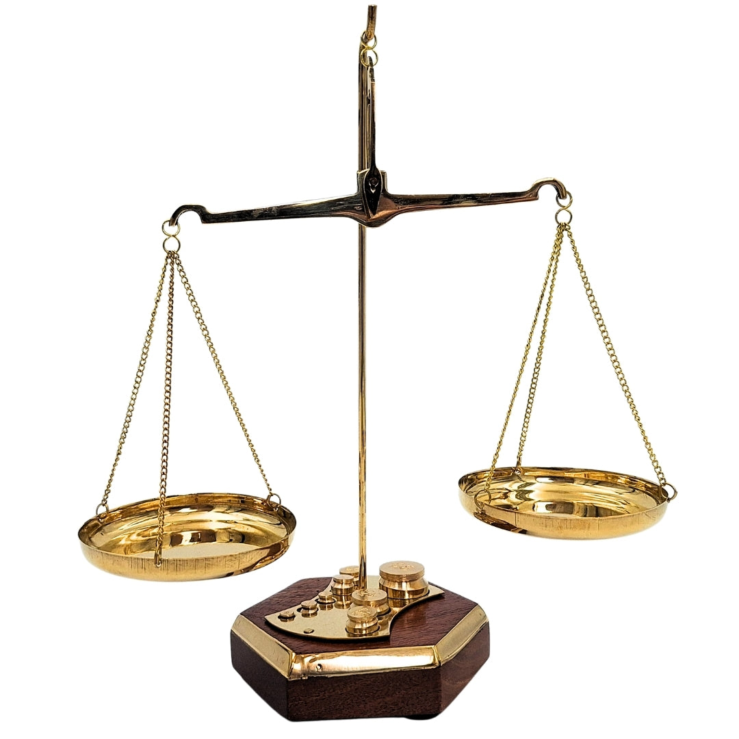 Balanță cu talere retro din alamă și lemn, cu posibilitate de personalizare prin gravură – cadou ideal pentru avocat, judecător sau farmacist – dimensiuni 24x20x9,5 cm