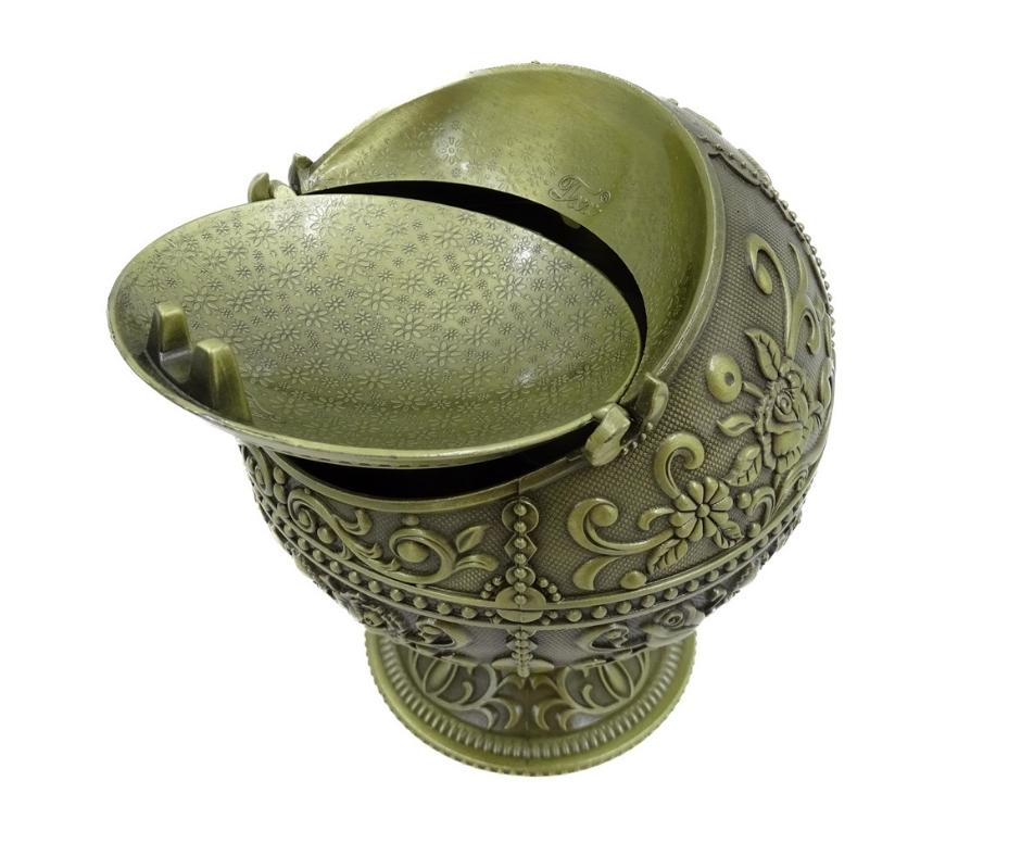 Scrumieră metalică elegantă, în formă de sferă, cu gravură