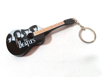 Brelok gitara The Beatles EGK-0894 z możliwością personalizacji grawerem, drewniany w kolorze białym, czarnym i brązowym, idealny na prezent dla fana muzyki i gitarzysty