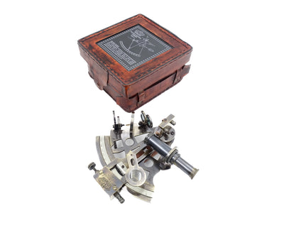 Sextant din alamă cu gravură în cutie din piele - replică din 1917, ideal ca dar pentru marinari și astronomi, dimensiuni 13x12x6 cm, antic, material: alamă și sticlă