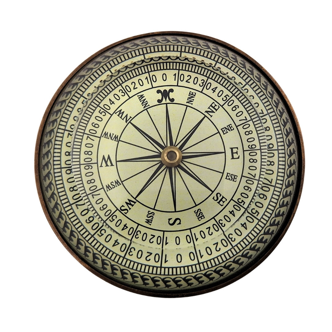 Busolă lenticulară retro din alamă, replică cu gravură – cadou personalizat pentru călător, stil marinăresc, dimensiuni 8x8x2,7 cm, alamă și sticlă, proverb inspirațional