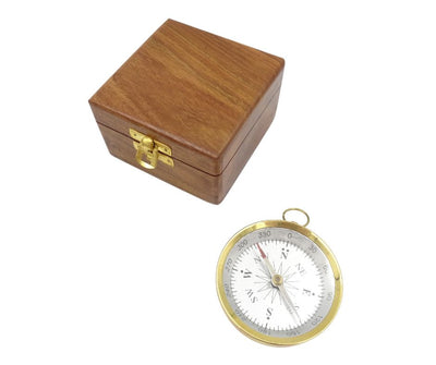Busolă din alamă în cutie din lemn, cu posibilitate de personalizare prin gravură - cadou elegant pentru iubitorii de tematică marină, diametru 7,5 cm, înălțime 1,5 cm