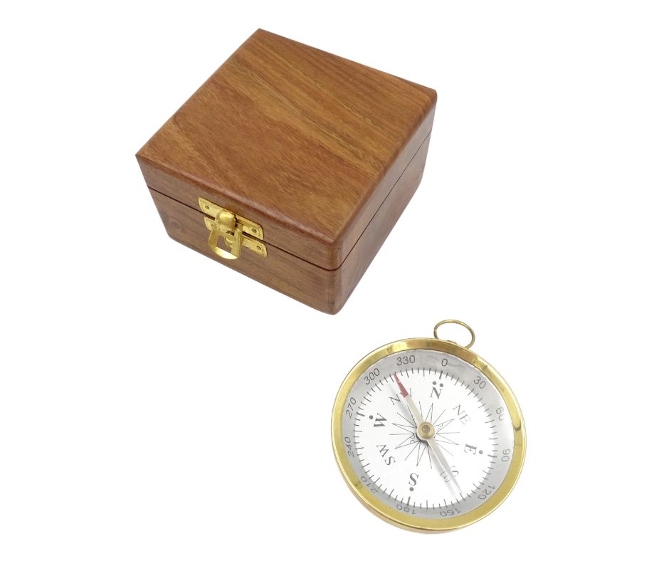 Busolă din alamă în cutie din lemn, cu posibilitate de personalizare prin gravură - cadou elegant pentru iubitorii de tematică marină, diametru 7,5 cm, înălțime 1,5 cm