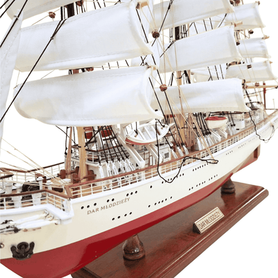 Model exclusiv al velierului Dar Młodzieży XXL 71 cm, posibilitate de personalizare prin gravură