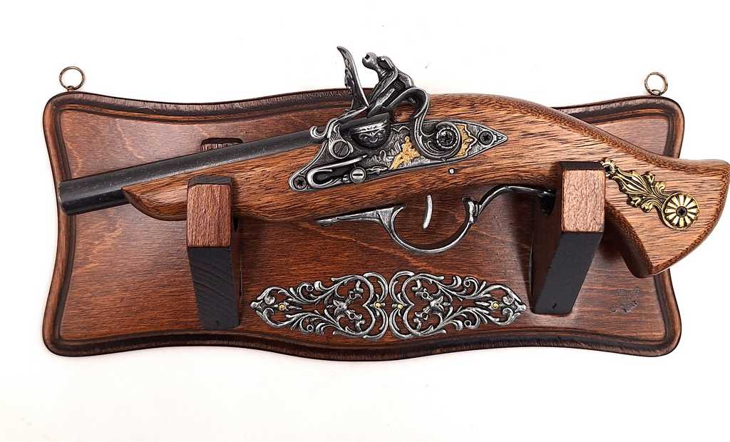 Replică a pistolului TR-239 pe suport de agățat pe perete, cu posibilitate de personalizare prin gravură