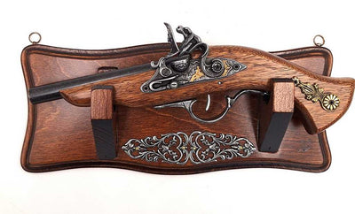 Replică a pistolului TR-239 pe suport de agățat pe perete, cu posibilitate de personalizare prin gravură