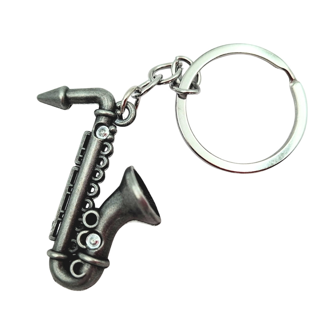 Breloc metalic saxofon de culoare argintie