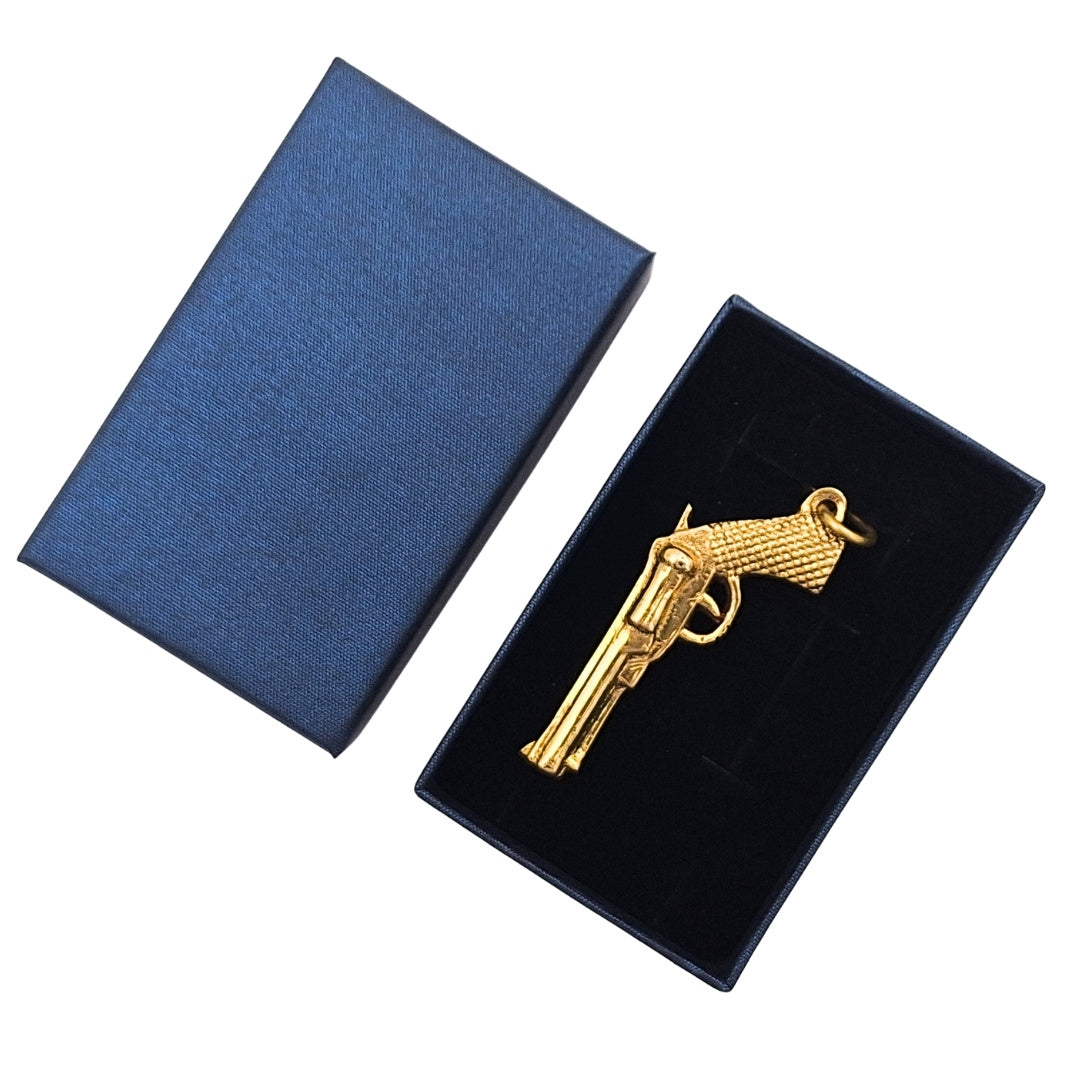 Breloc revolver din alamă cu gravură, în cutie elegantă