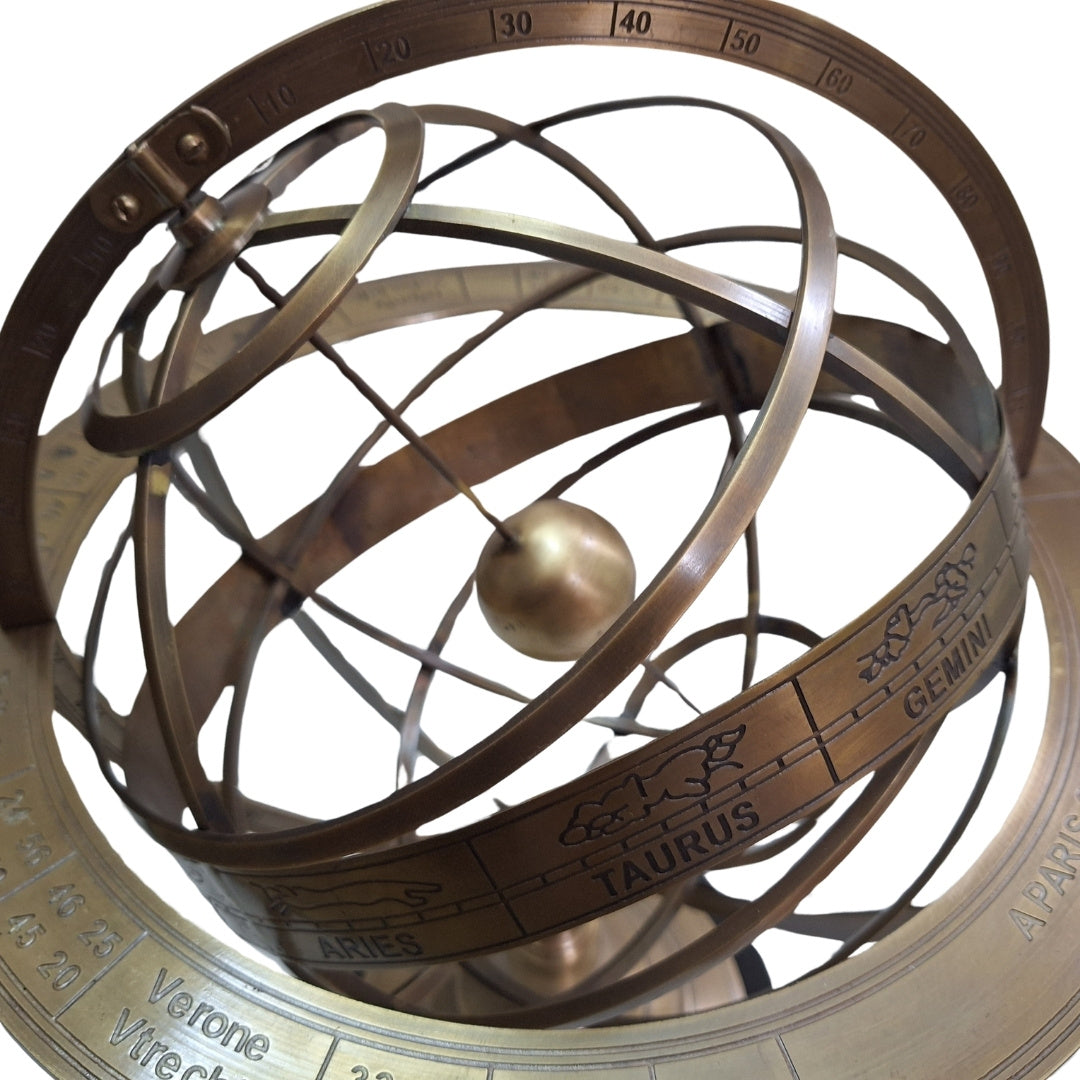 Astrolab din alamă cu gravură – decorațiune elegantă pentru birou, cu înălțimea de 52 cm