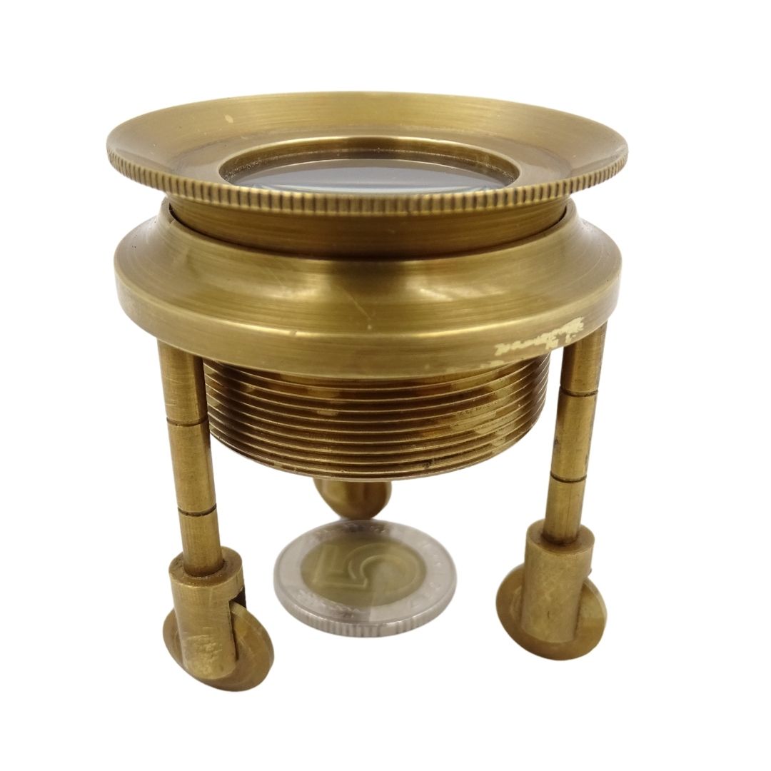 Lupă pe trepied MAG-0015 cu carcasă din alamă, culoare aurie, posibilitate de personalizare prin gravură, ideală drept cadou pentru bijutieri și filateliști, înălțime 7 cm, mărire x3