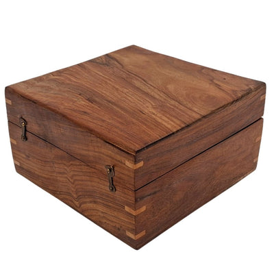 Eleganckie Drewniane Pudełko Prezentowe 20x20x11 cm z Granatową Wypraską i Opcją Personalizacji Grawerem
