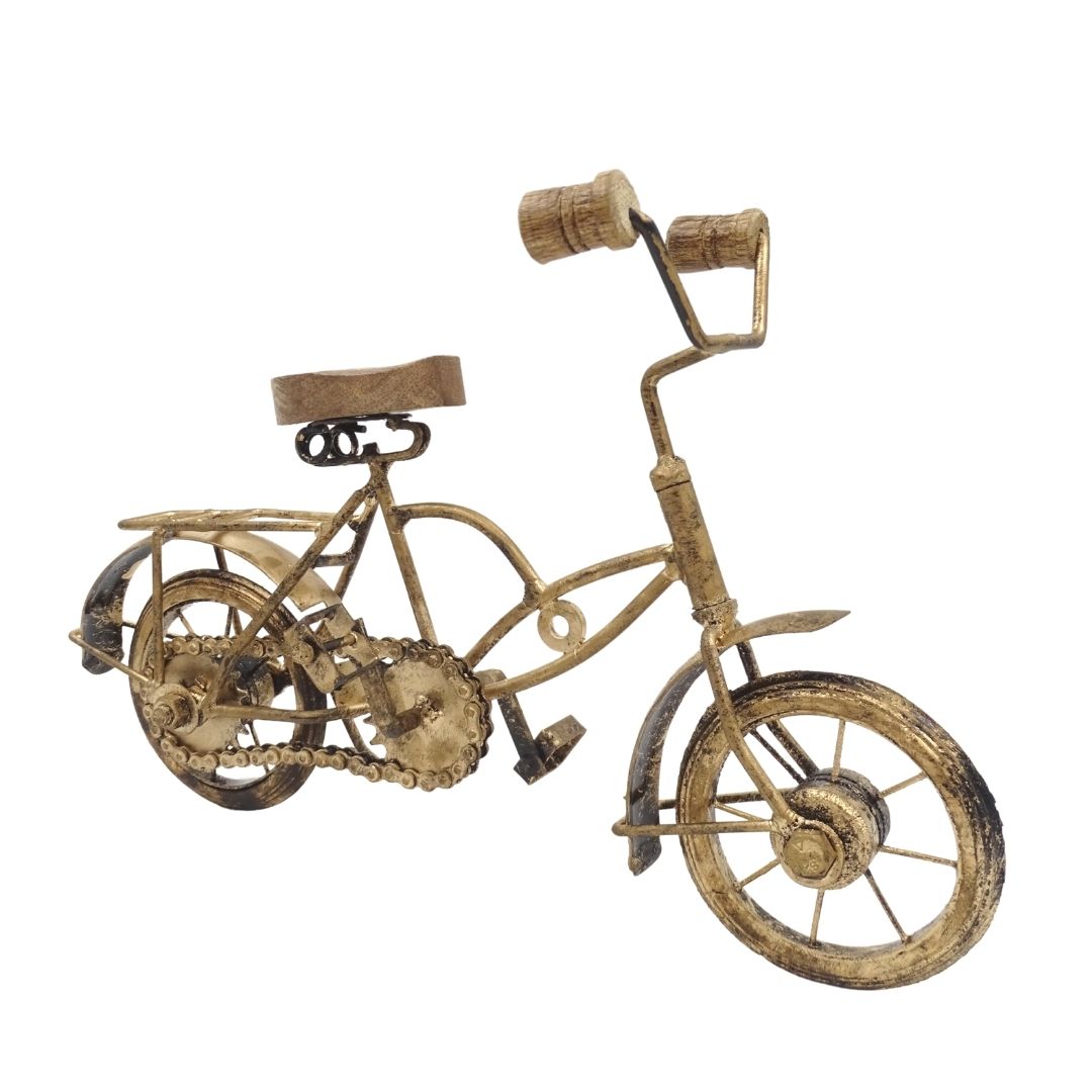 Figurină bicicletă veche cu gravură - decorațiune din metal și lemn cu dimensiunile 30 x 20 x 10 cm