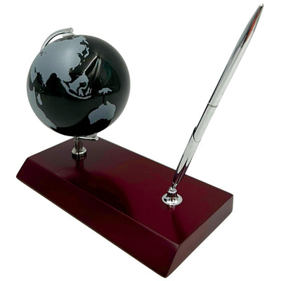 Set decorativ elegant pentru birou cu gravură personalizată - glob, suport pentru stilou din metal cromat și lemn închis la culoare