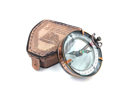 Busola drumețului cu gravură personalizată în etui din piele - gadget retro din alamă pentru cadou, 9,25 cm, cu inscripție inspirațională