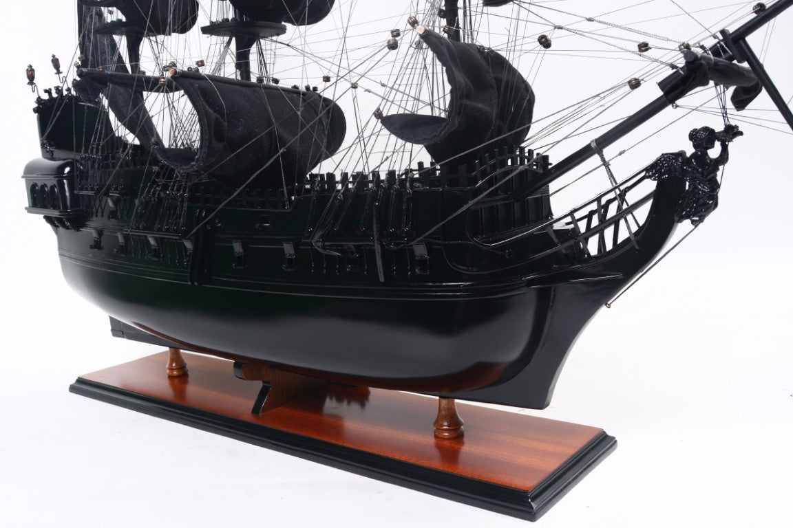 Model de corabie pirat Perla Neagră BP80R cu posibilitate de personalizare prin gravură, lungime 89 cm, cadou exclusivist pentru orice ocazie, meșteșug artistic, bază din lemn