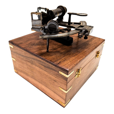 Sextant din alamă cu gravură, în cutie din lemn