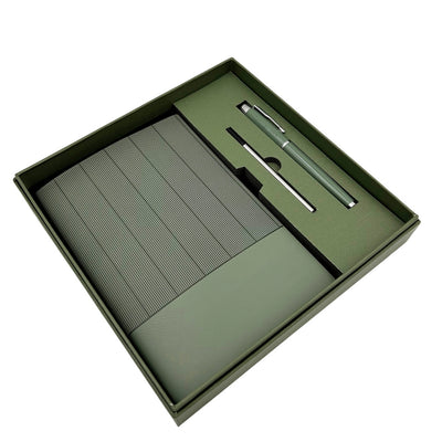 Set cadou elegant cu gravură personalizată - agendă A5 din piele verde măsliniu, cu stilou și rezervă suplimentară, în cutie cadou estetică