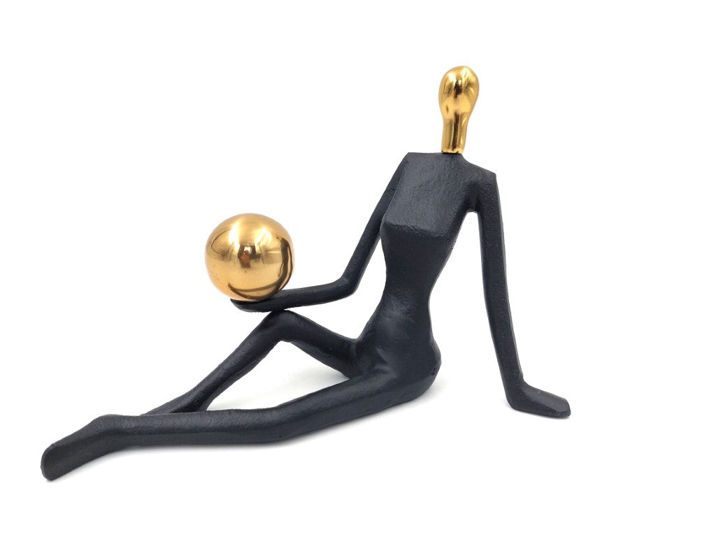 Figurină decorativă Femeie gimnastă cu minge, gravură personalizată, înălțime 15cm, neagră și aurie, cadou ideal pentru orice ocazie