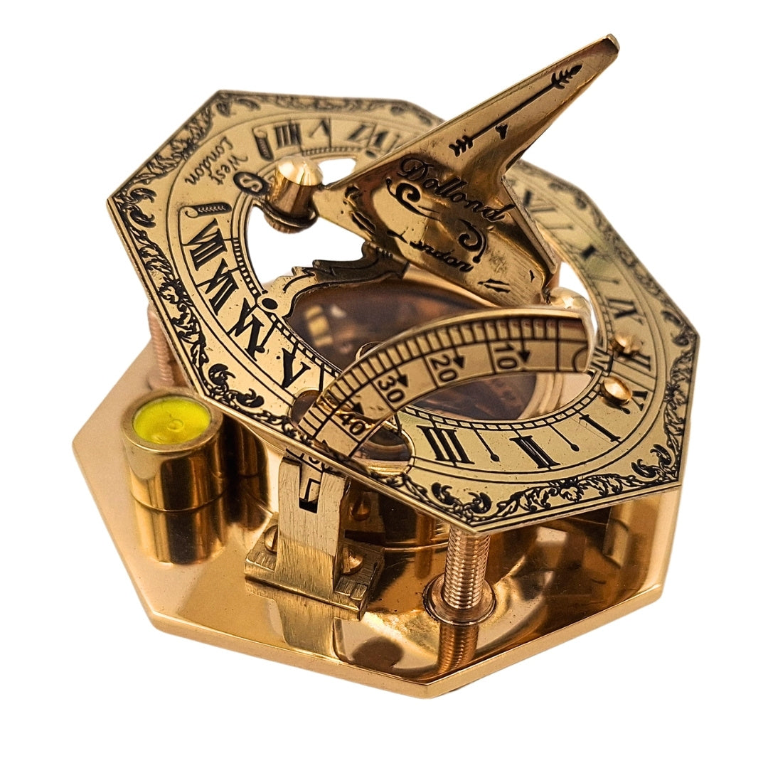 Busolă din alamă în cutie elegantă din piele, cu posibilitate de gravare – cadou retro vintage pentru călător sau navigator - înălțime 8 cm, design elegant din alamă