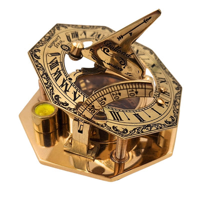 Busolă din alamă în cutie elegantă din piele, cu posibilitate de gravare – cadou retro vintage pentru călător sau navigator - înălțime 8 cm, design elegant din alamă