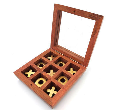 X și 0 în cutie cu capac din sticlă G1044Z cu posibilitate de personalizare prin gravură, joc strategic elegant cu piese din lemn și ornamente din alamă, ideal ca dar pentru profesori și directori, dimensiunile cutiei 10 x 10 cm