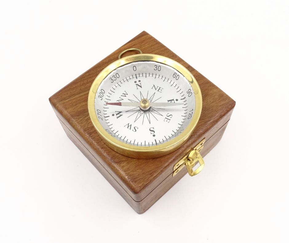 Busolă din alamă în cutie din lemn, cu posibilitate de personalizare prin gravură - cadou elegant pentru iubitorii de tematică marină, diametru 7,5 cm, înălțime 1,5 cm