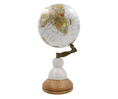 Glob decorativ Voyager pe bază din marmură și lemn, cu opțiune de personalizare prin gravură – cadou elegant pentru iubitorii de călătorii, înălțime 32 cm, diametru 15,5 cm, hartă albă cu continente colorate