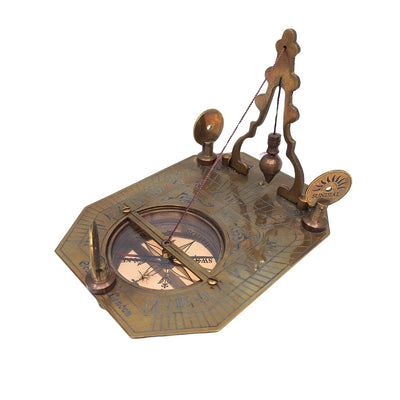 Busolă elegantă din alamă cu cadran solar în cutie din lemn - Cadou ideal pentru călători, stil retro, dimensiuni: 11.5 x 8.8 x 9.0 cm, material: alamă și lemn
