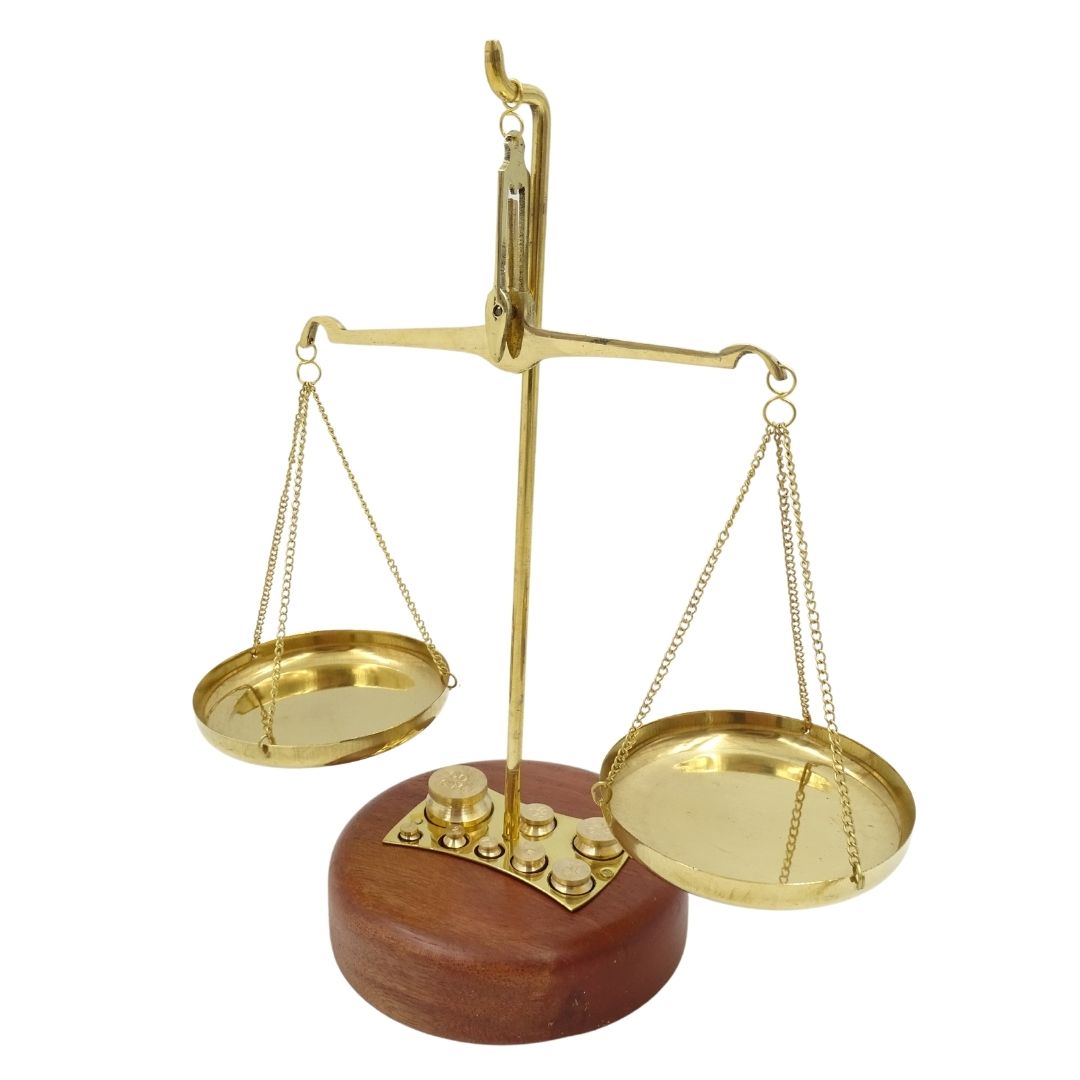 Balanță decorativă cu talere WSB8 din alamă, cu bază din lemn