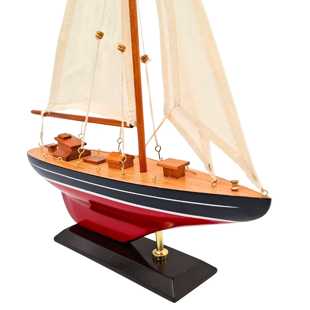 Model elegant din lemn de iaht cu vele de 30 cm, cu personalizare prin gravură
