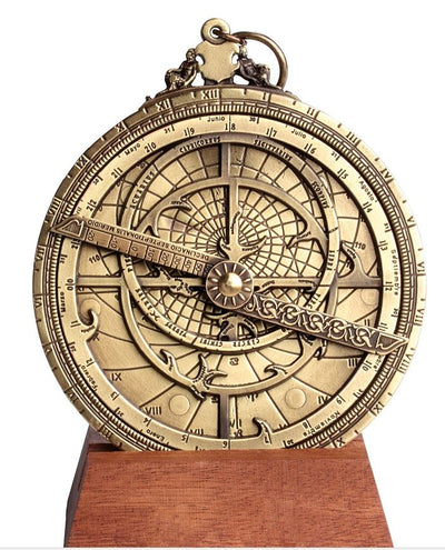 Astrolab european H32 – replică renascentistă premium, cu posibilitate de personalizare prin gravură – cadou ideal cu suport elegant din lemn – înălțime 12 cm, realizat manual cu atenție la detalii
