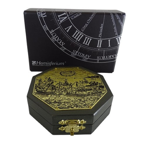 Ceas solar octogonal și busolă H06, cu posibilitate de personalizare prin gravură – cadou elegant pentru pasionații de navigație, realizat din lemn și alamă, cu ornamentație bogată, dimensiuni 7,3 x 2 cm