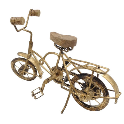 Figurină bicicletă veche cu gravură - decorațiune din metal și lemn cu dimensiunile 30 x 20 x 10 cm