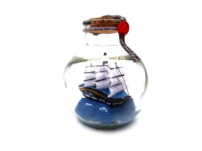 Velier miniatural în sticlă, cu posibilitate de personalizare prin gravură – decorațiune nautică clasică pentru cadou, 10 x 10 x 11 cm