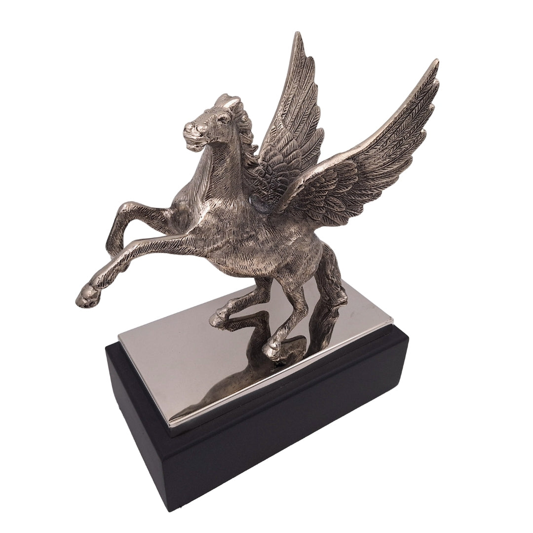 Figurină decorativă Pegas din aluminiu pe bază din oțel și lemn, gravură personalizată, cadou elegant pentru iubitorii mitologiei grecești, înălțime 36 cm, culoare argintie cu bază neagră