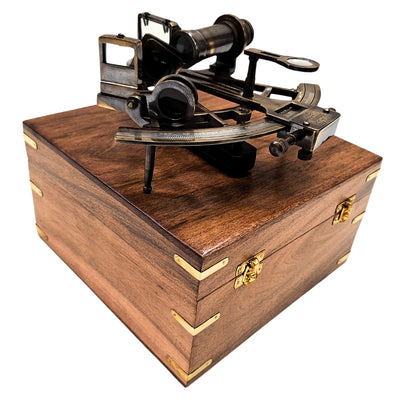 Sextant din alamă cu gravură, în cutie din lemn