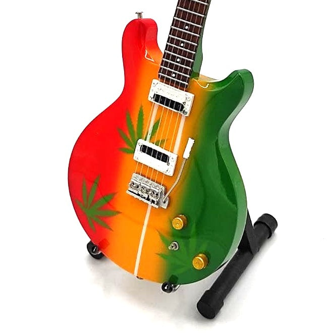 Mini chitară Bob Marley Tribute Ganja MGT-0468 cu posibilitate de personalizare prin gravură, cadou ideal pentru fanii reggae, realizată manual din lemn de mahon, înălțime 27,5 cm, culoare galben, roșu, verde, alb