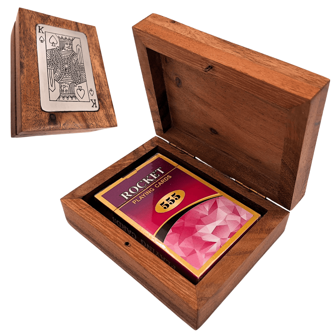 Pachet elegant de cărți de joc în cutie decorativă din lemn cu plăcuță din aluminiu cu rege - personalizare prin gravură - cadou ideal pentru iubitorii de jocuri de cărți - dimensiuni cutie 11,5 x 8 x 4 cm