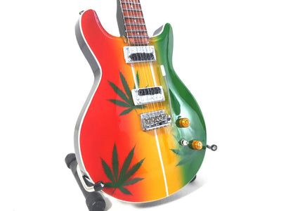 Mini chitară Bob Marley Tribute Ganja MGT-0468 cu posibilitate de personalizare prin gravură, cadou ideal pentru fanii reggae, realizată manual din lemn de mahon, înălțime 27,5 cm, culoare galben, roșu, verde, alb