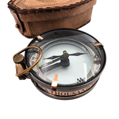 Busola drumețului cu gravură personalizată în etui din piele - gadget retro din alamă pentru cadou, 9,25 cm, cu inscripție inspirațională