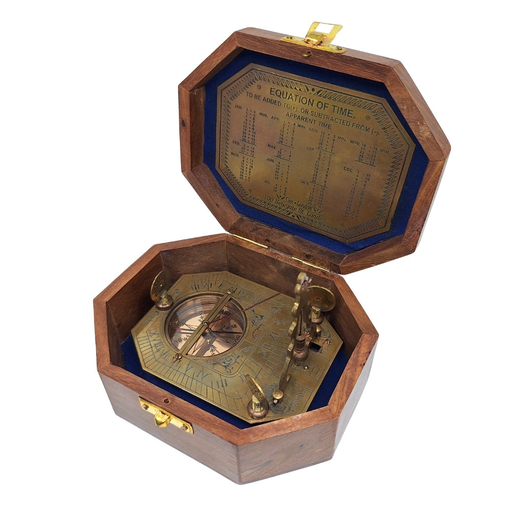 Busolă elegantă din alamă cu cadran solar în cutie din lemn - Cadou ideal pentru călători, stil retro, dimensiuni: 11.5 x 8.8 x 9.0 cm, material: alamă și lemn